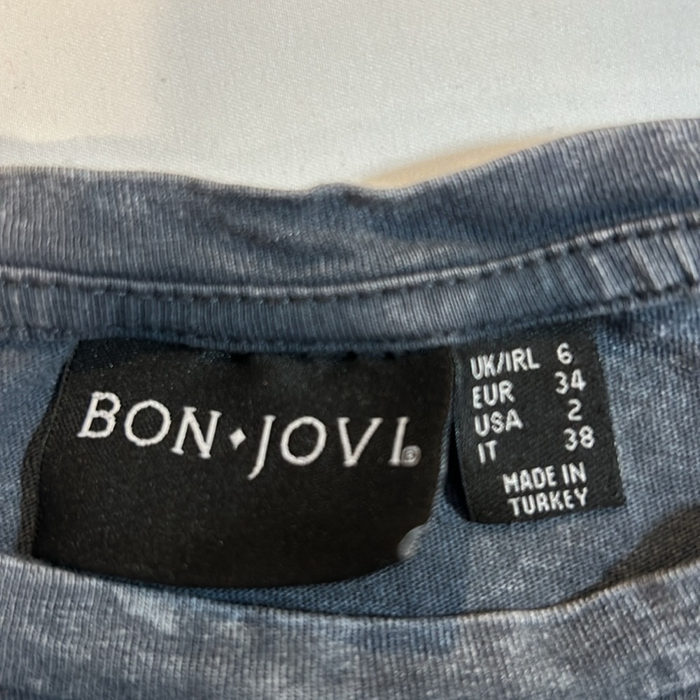 Bon Jovi 1985 world tour, soft T-shirt in distressed grey with red letters. - Picture 2 of 4